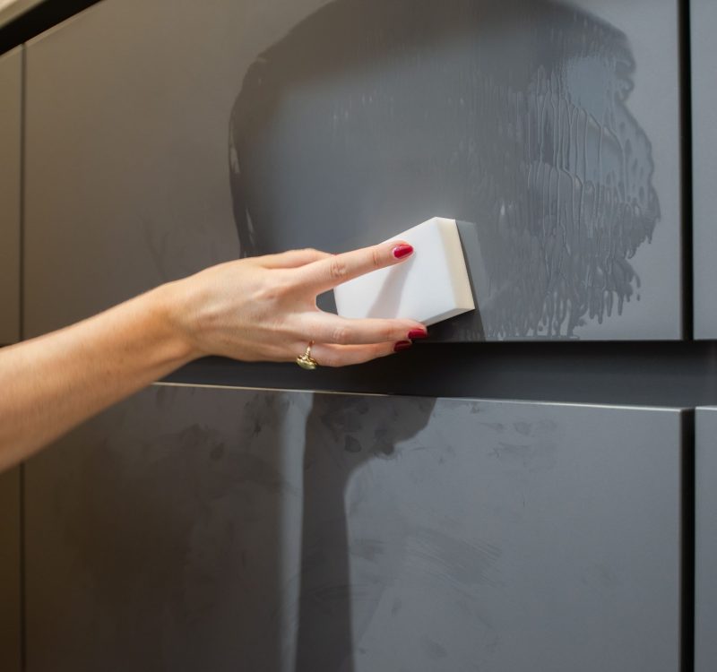 Zwarte keuken schoonmaken Zwarte keuken schoonmaken